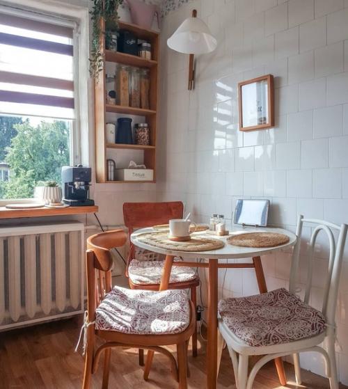 Так вроде и не скажешь, что кухня всего 5, 8 метра. 04