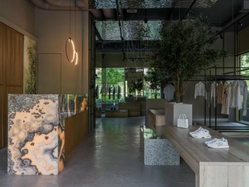 Интерьер бутика Ple Ple - это визуальный диалог с Италией, где вместо показной роскоши звучит благородная тишина природных материалов. 01
