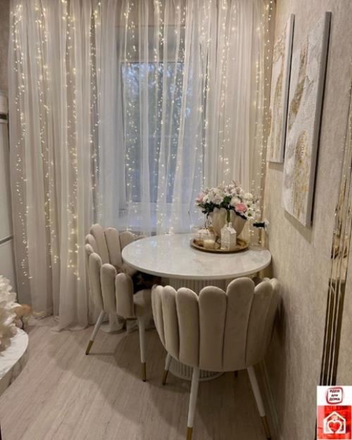 Кухня обставлена в светлых оттенках, создавая уютную атмосферу. 04