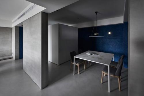 Оттенки серого украшают мрачную роскошную квартиру на Тайване // 01. 04