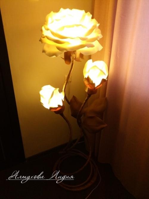 Светильник - торшер модный акцент ушедшего года, выполнен из безопасного материала изолон. 06