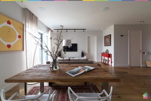 Современная квартира с красной дверью и этническими мотивами ч. 1.

