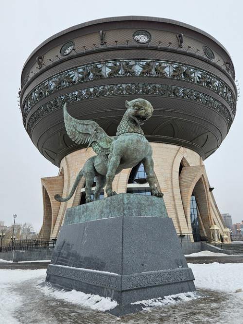 Чаша - относительно молодое строение для города с многовековой историей, которое сразу полюбилось туристам и жителям Татарстана. 03