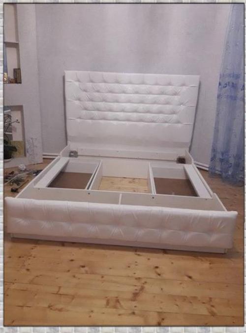 Чтобы сделать деревянную кровать своими руками, начните с самых маленьких треугольников сверху и снизу и двигайтесь к центру. 06