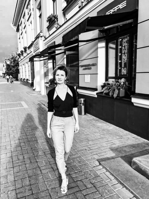 Пост знакомство.  Меня зовут Ольга волк и я художник - иллюстратор, вся моя жизнь связана с искусством. 02