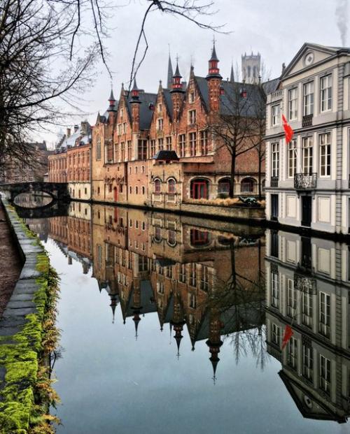 Под фронтоном светло-серого здания с красным флагом справа можно рассмотреть дату, написанную римскими цифрами, Mdcclxvii (1767.  