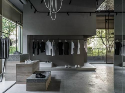 Интерьер бутика Ple Ple - это визуальный диалог с Италией, где вместо показной роскоши звучит благородная тишина природных материалов. 05