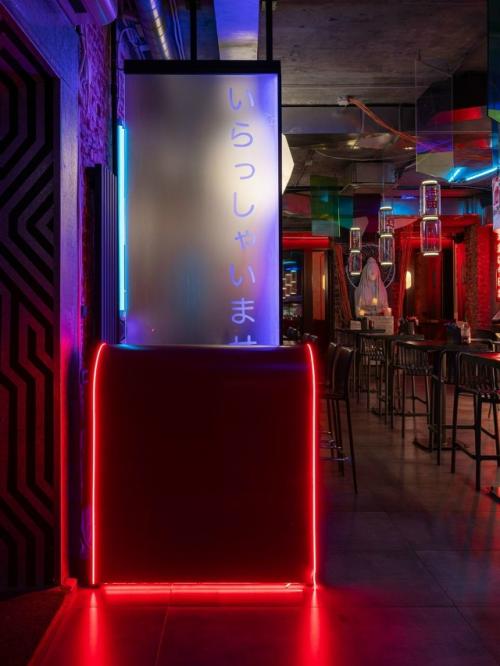 Провода, неон и граффити: азиатское кафе в Перми. 02