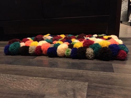 Потрясающе красивый, очень необычный и мягкий коврик, созданный полностью вручную из помпонов. 03