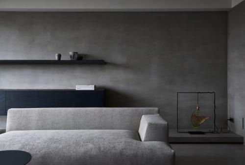 Оттенки серого украшают мрачную роскошную квартиру на Тайване // 01. 01