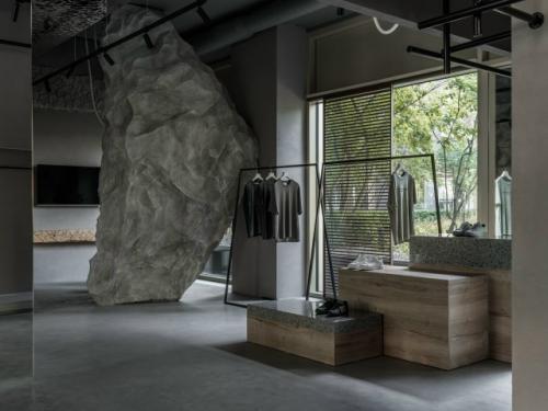 Интерьер бутика Ple Ple - это визуальный диалог с Италией, где вместо показной роскоши звучит благородная тишина природных материалов. 06