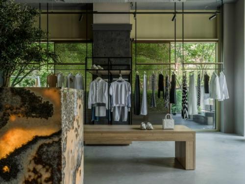 Интерьер бутика Ple Ple - это визуальный диалог с Италией, где вместо показной роскоши звучит благородная тишина природных материалов. 04