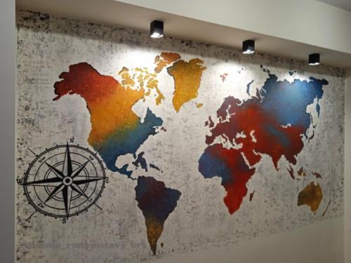 Эта многоцветная живописная карта мира появилась в гостиной в преддверии новогодних праздников. 01