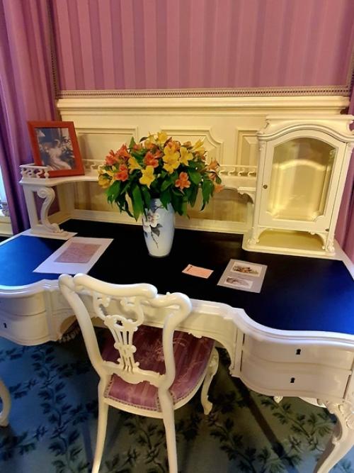 Сначала мы с Мариной и Ларисой поехали в Пушкин, чтобы посетить александровский дворец, открывшийся после реставрации. 05