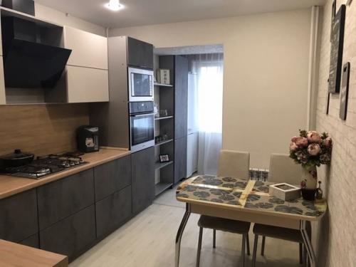 Недорогой ремонт кухни совмещенной с балконом. 01