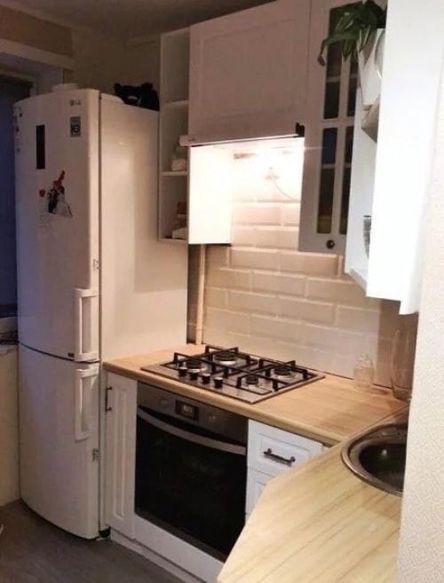 Жену с сыном отправил к бабушке с дедушкой на свежий воздух, а сам занялся ремонтом нашей маленькой кухни. 01