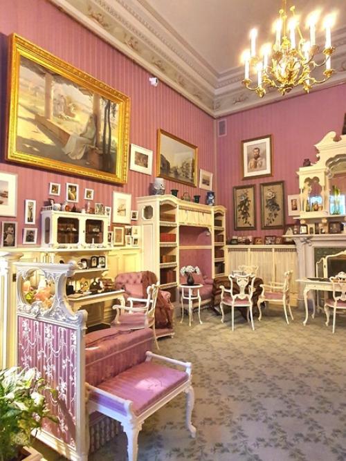 Сначала мы с Мариной и Ларисой поехали в Пушкин, чтобы посетить александровский дворец, открывшийся после реставрации. 04