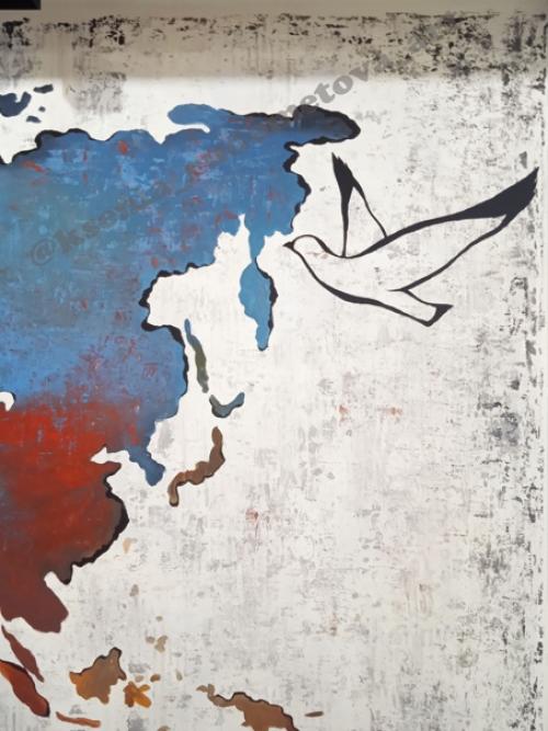 Эта многоцветная живописная карта мира появилась в гостиной в преддверии новогодних праздников. 05