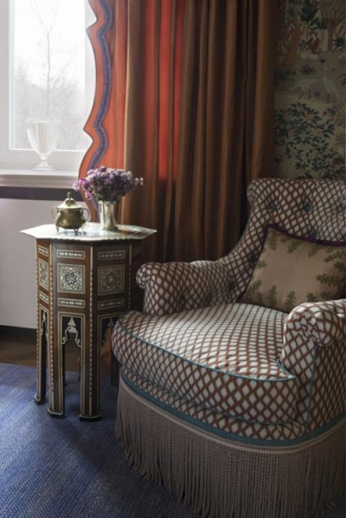 Знаменитый декоратор Кирилл Истомин создал не совсем типичный для себя проект - небольшую, всего восемьдесят квадратных метров, квартиру в Москве. 03