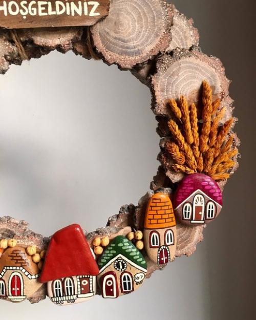 Небольшая композиция в виде праздничного венка, которая идеально вписалась бы в интерьер любого дома, как современного, так и более традиционного. 02