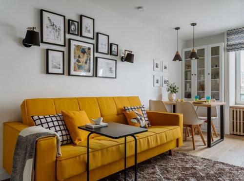 Светлый интерьер кухни и гостиной с яркими желтыми акцентами. 01