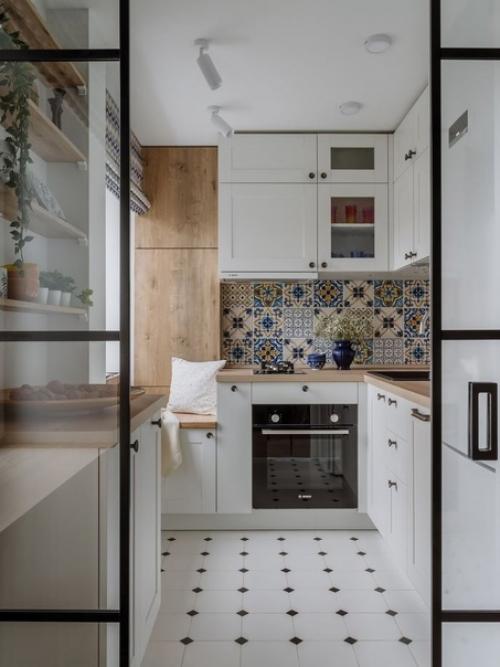 Светлый интерьер кухни и гостиной с яркими желтыми акцентами. 03