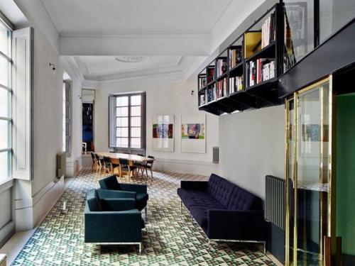 В готическом квартале Барселоны есть дом - утюг, одним своим углом выходящий на треугольную площадь Джорджа оруэлла. 01