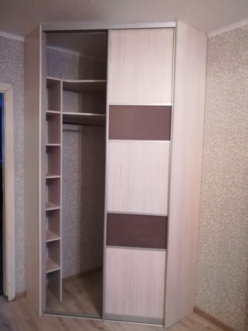 Маленький угловой шкаф - купе в спальню выполнен из ЛДСП Ледяной Каньон со вставками из крашенного стекла. 02