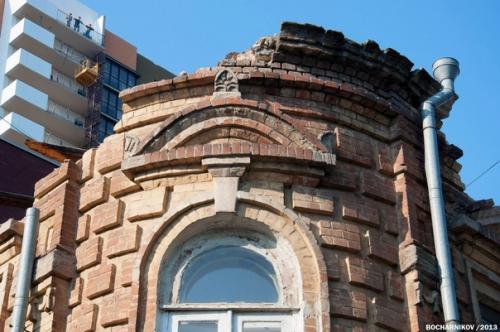 10 лет назад, как раз в октябре, под ковш в Ростове пошли сразу пять старинных домов (не считая дворовых корпусов. 01