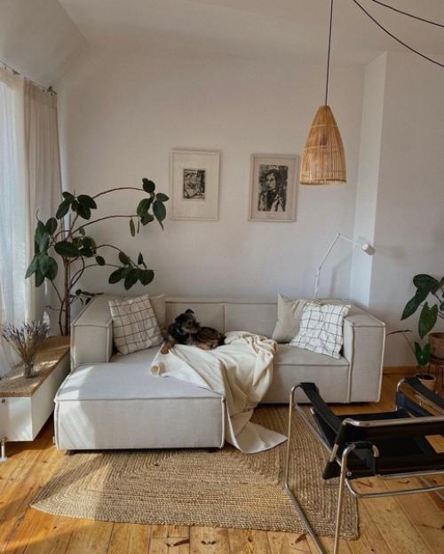 Красивый уютный дом, демонстрирующий правильное использование дерева и светлых и успокаивающих цветов в дизайне. 07