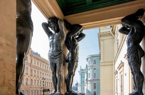 Атланты эрмитажа. Находятся перед главным входом в новый эрмитаж, расположенным на главном (южном) фасаде здания, выходящем на миллионную улицу. 03