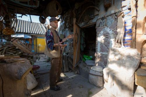 Бесплатный особняк.  Белорус построил трехэтажный дом из мусора, а двор превратил в музей. 07