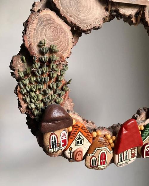 Небольшая композиция в виде праздничного венка, которая идеально вписалась бы в интерьер любого дома, как современного, так и более традиционного. 03