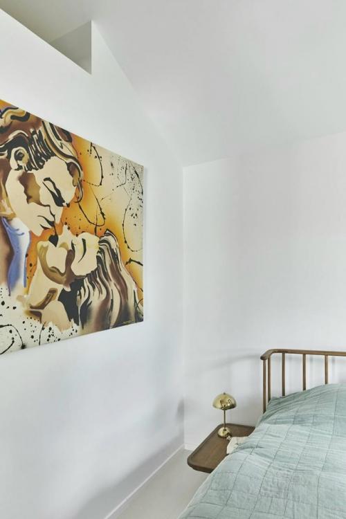 Интерьер этого летнего дома - пример того, как искусство может стать частью повседневной жизни. 07