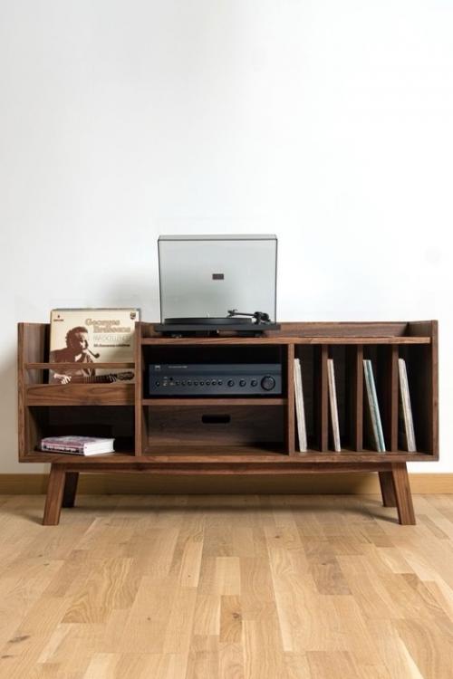 Вдохновение.  Раньше мы слушали пластинки на проигрывателе Radiotecnica, но однажды стёпа случайно сломал иглу. 04