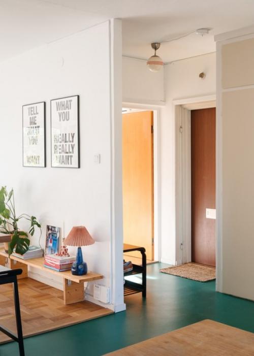 Обзор светлой гостиной в скандинавском стиле с яркими деталями и мебелью. 05