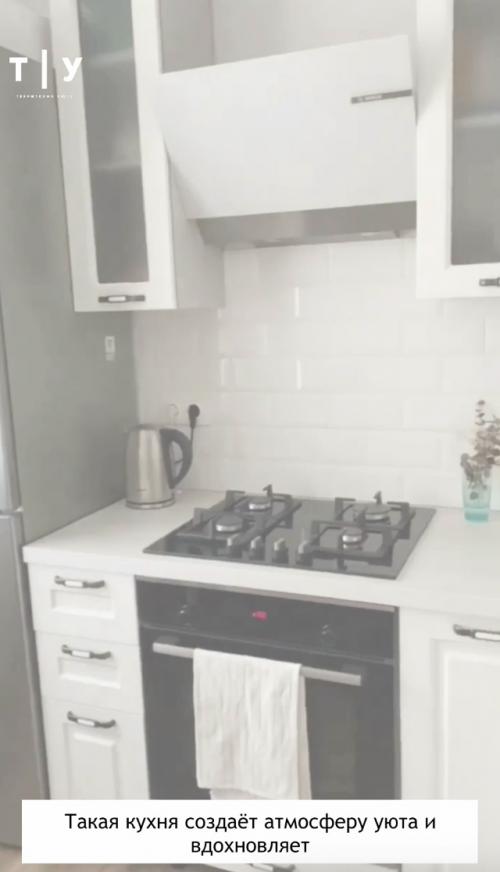 Светлая маленькая кухня всегда просторнее и уютнее выглядит. 01