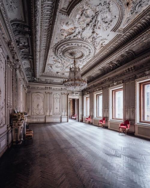 В роскошных интерьерах особняка Брусницыных. 04