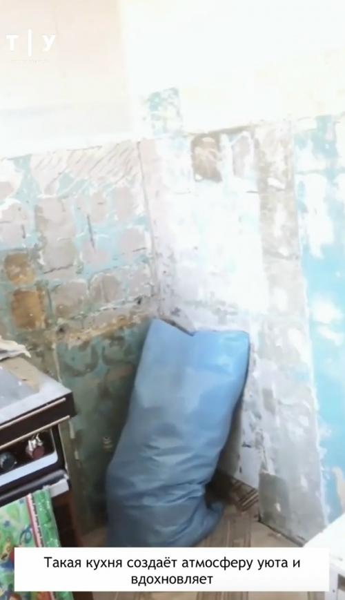 Светлая маленькая кухня всегда просторнее и уютнее выглядит.