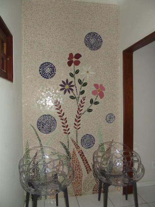 Каждый может завершить ремонт в доме оригинальной мозаикой из битой плитки, особенно если ознакомиться с азами работы.