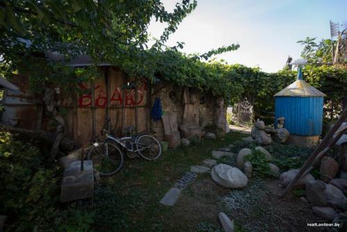 Бесплатный особняк.  Белорус построил трехэтажный дом из мусора, а двор превратил в музей. 08