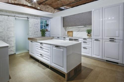 Белый цвет в интерьере кухни, преимущества и недостатки. 05