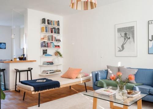 Обзор светлой гостиной в скандинавском стиле с яркими деталями и мебелью. 03