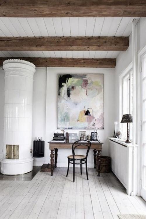 Декор@Decorinspiration.  Нередко при ремонте квартир хозяева от старинных изразцовых печей избавляются. 03