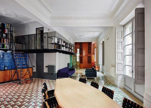 В готическом квартале Барселоны есть дом - утюг, одним своим углом выходящий на треугольную площадь Джорджа оруэлла. 02