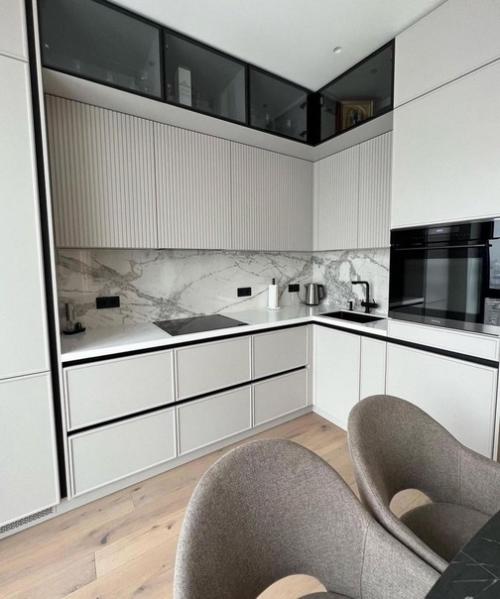 Объединение кухни и гостиной имеет множество преимуществ. 01