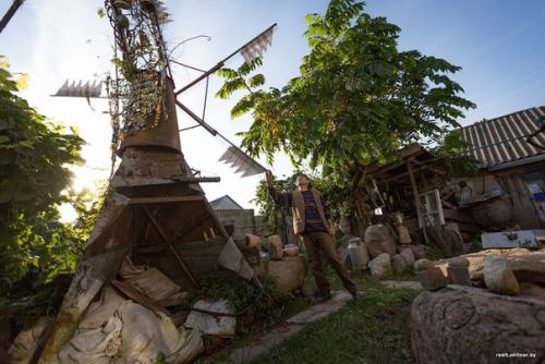 Бесплатный особняк.  Белорус построил трехэтажный дом из мусора, а двор превратил в музей. 05