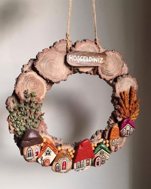 Небольшая композиция в виде праздничного венка, которая идеально вписалась бы в интерьер любого дома, как современного, так и более традиционного. 01