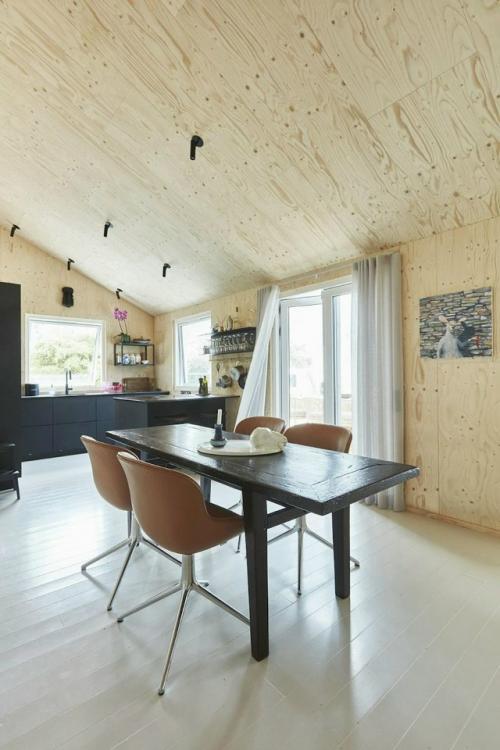 Интерьер этого летнего дома - пример того, как искусство может стать частью повседневной жизни. 01