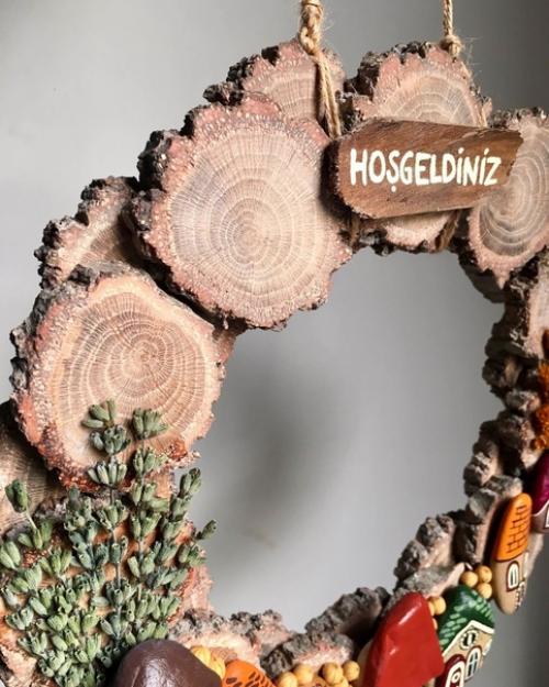 Небольшая композиция в виде праздничного венка, которая идеально вписалась бы в интерьер любого дома, как современного, так и более традиционного. 05